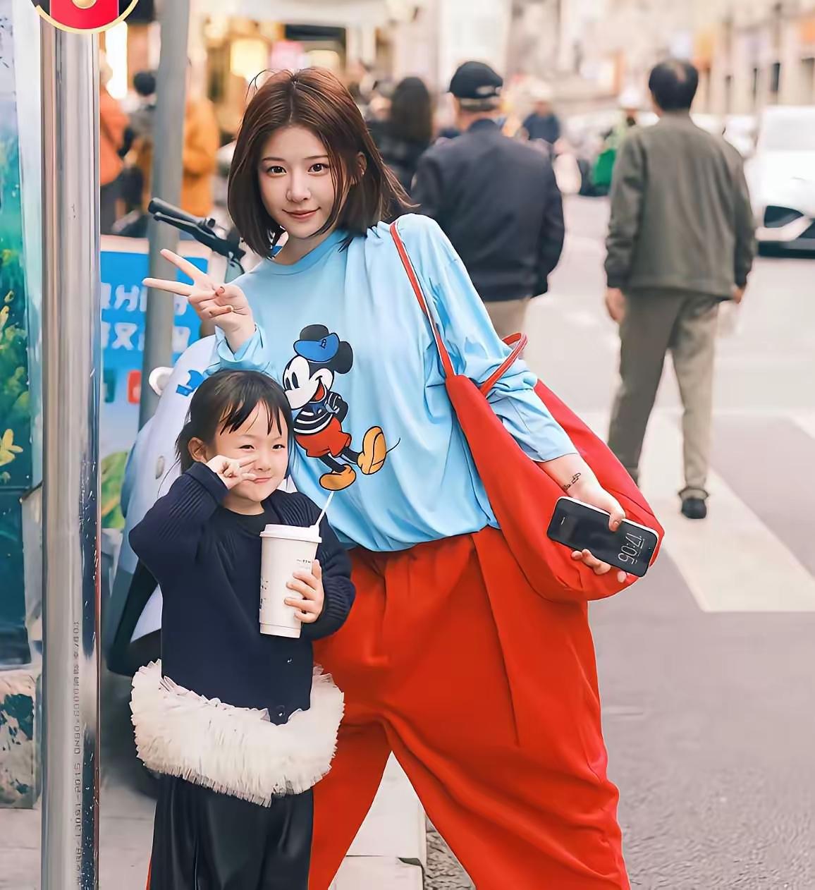 有网友说，这应该是王思聪看了会后悔的照片吧？其实像王思聪这样的，见的美女太多了