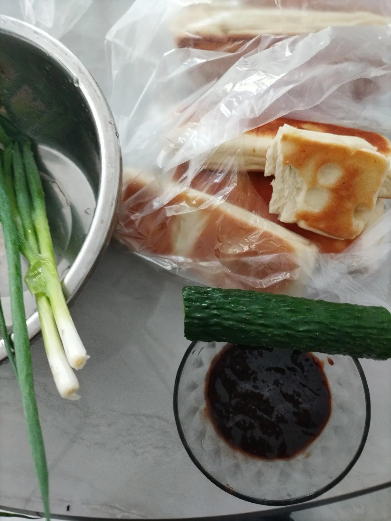 今天我的中餐。是不是有点简单？一根黄瓜几根葱。天津面酱一沾也挺好吃吧