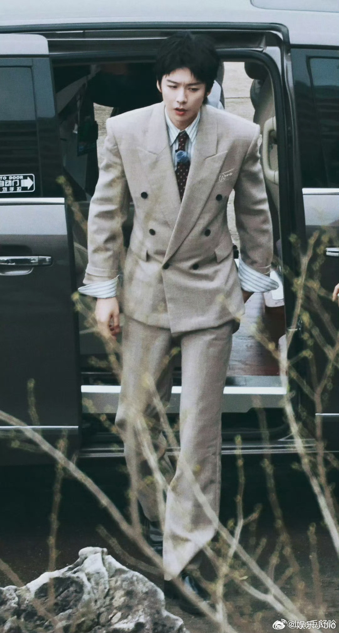 刘宇宁小揪揪造型刘宇宁给粉丝行王子礼刘宇宁这小揪揪造型绝了！红色挑染一缀，帅气