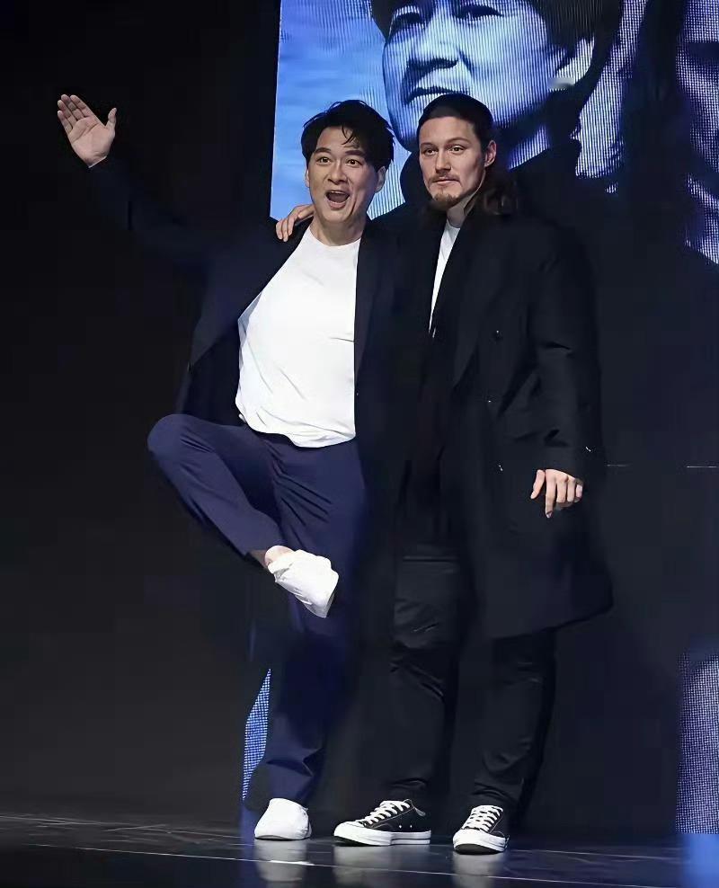 周华健：儿子，网上有人说咱俩站一起分不清谁是爹谁是儿子，你什么感受？周厚安：