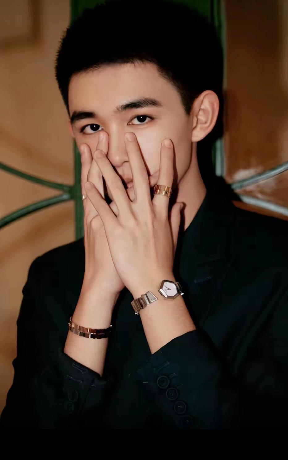 荣梓杉这个人我早就知道不靠谱你就从他面相就能看出来，特别是他的眼睛我看了