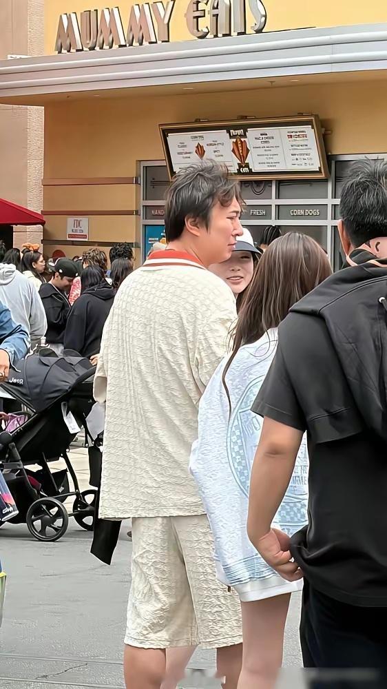 4月26日，有人在洛杉矶偶遇38岁王思聪，虽说王思聪现在有固定女友了，不再像年轻