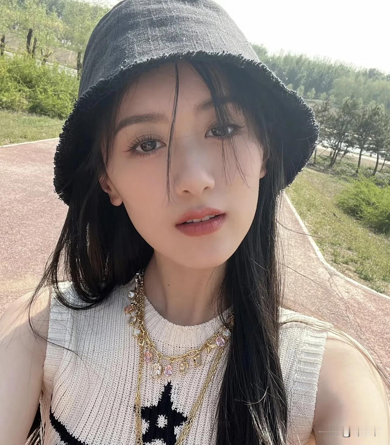 袁冰妍这颜值，这演技真的是可惜了，反正就这样说吧，在娱乐圈袁冰妍是属于进步型演员