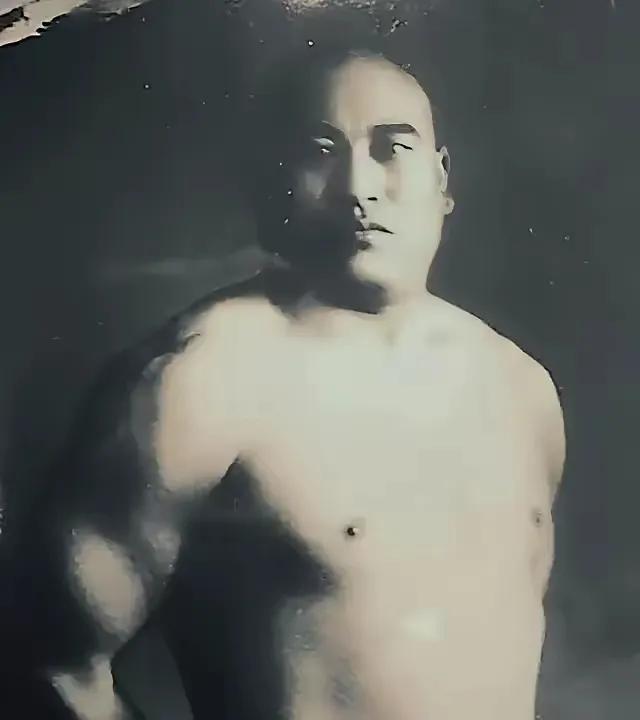 练太极的可不一定都“苗条身材”，就说杨露禅大师，那身体壮着呢！太极拳可不只是慢悠