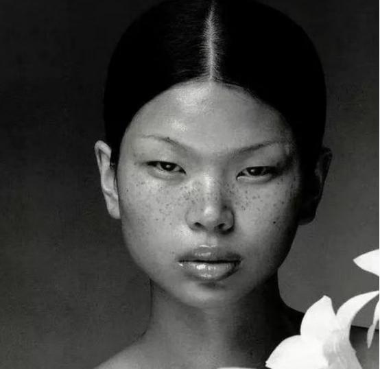 1999年，18岁满脸雀斑的吕燕去面试模特，一个男人却对着她说：“你真漂亮，真