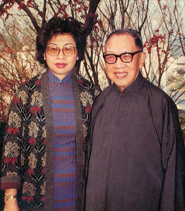 1956年，国学大师钱穆，61岁时三婚迎娶27岁胡美琦。新婚夜，他盯着如花似玉的