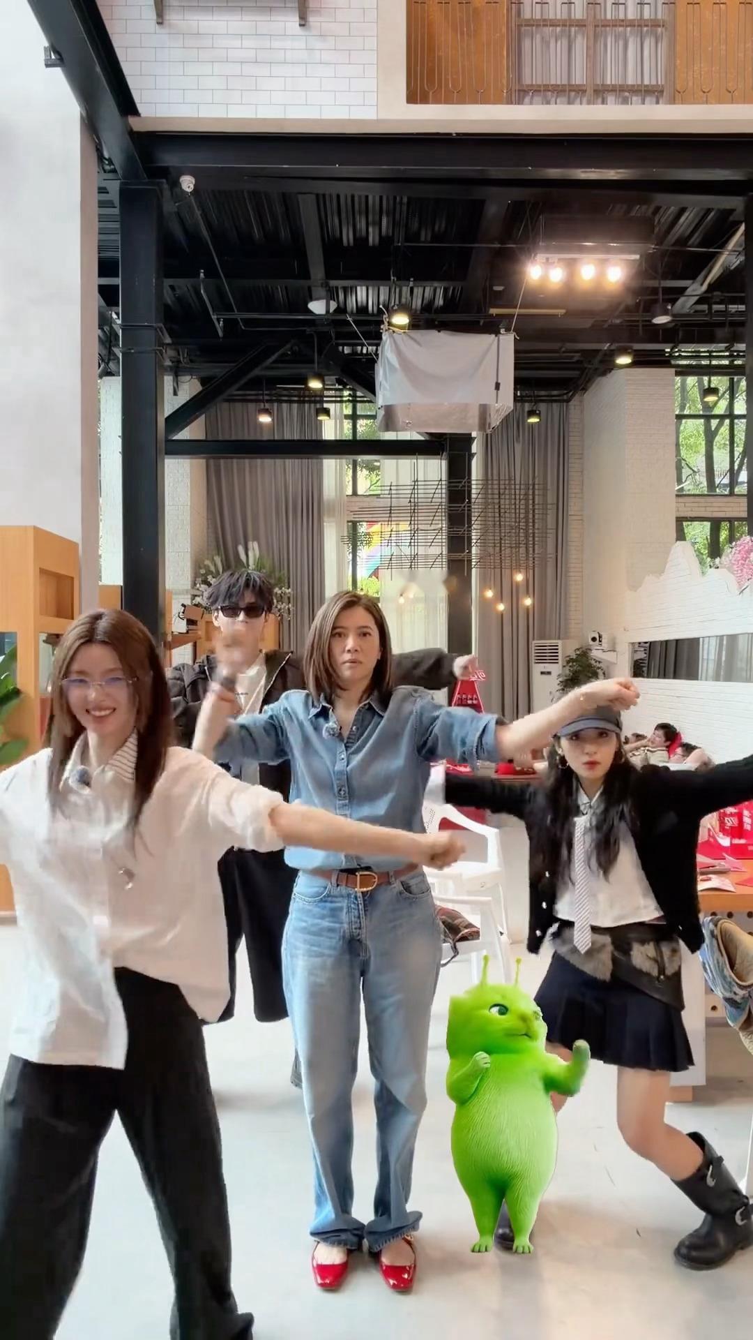 同意你们多拍沈月徐若晗袁咏仪陈鑫海跳外星小绿猫沈月徐若晗一起跳舞了