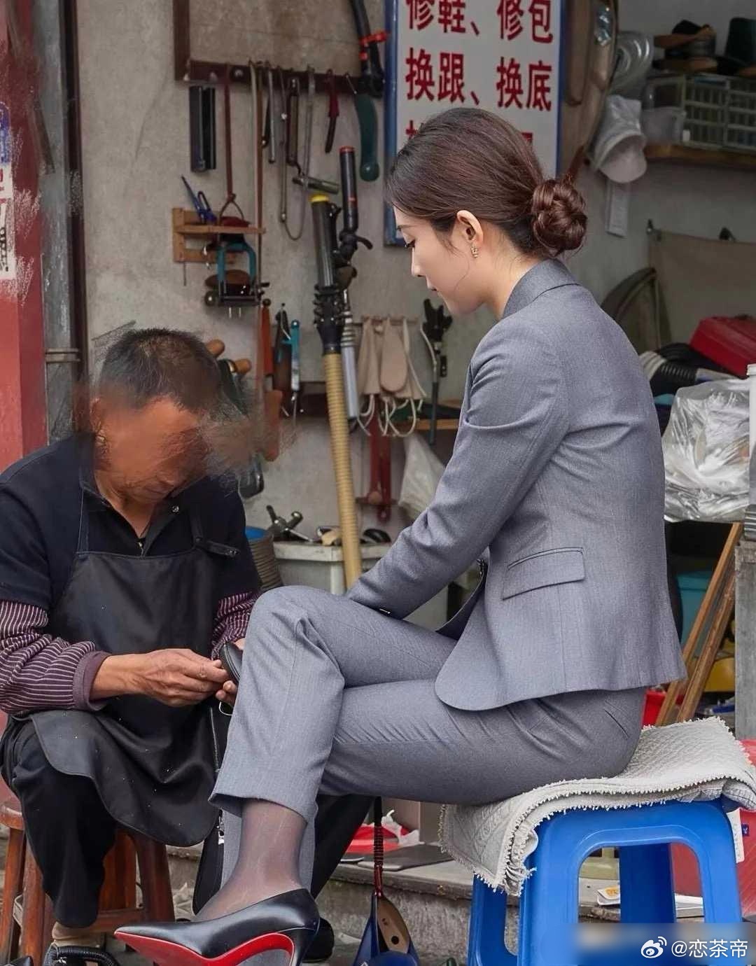 一看就是摆拍！红底高跟都没磨损…