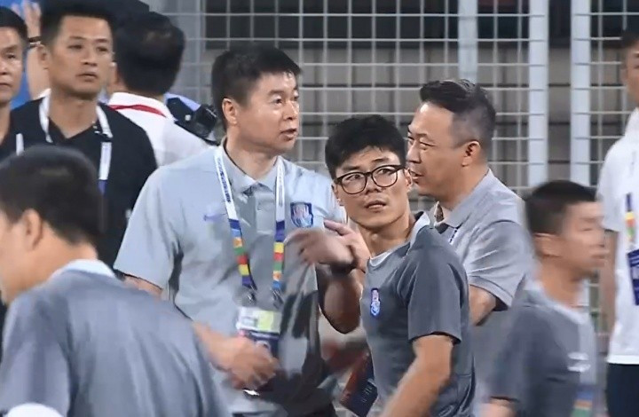 记者: 于根伟因补时不足上前理论吃到红牌, 球员无奈甚至愤懑