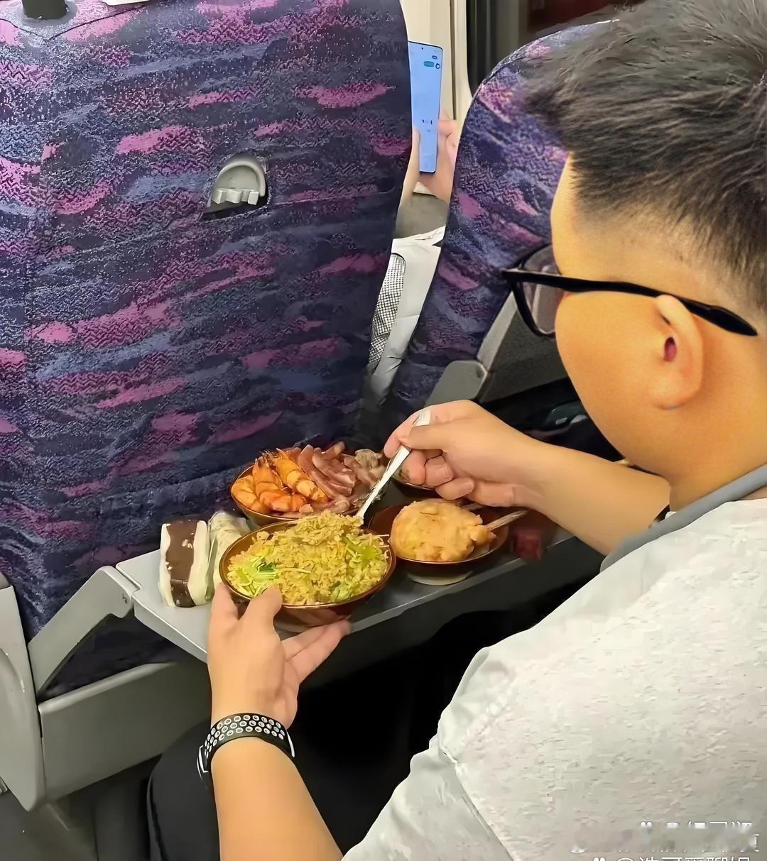 高铁上看到的一幕，⁠﻿﻿直接‎‍‎让‏‌人看呆‍‌了​​​