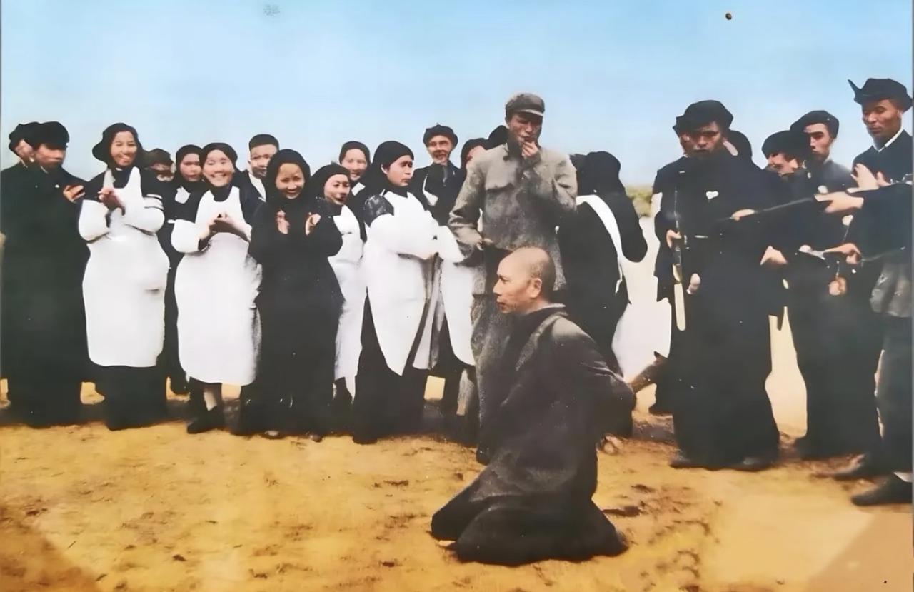 很多人以为建国初的潜伏特务都躲在深山里打游击？其实不少都混进了国营工厂，装成普通
