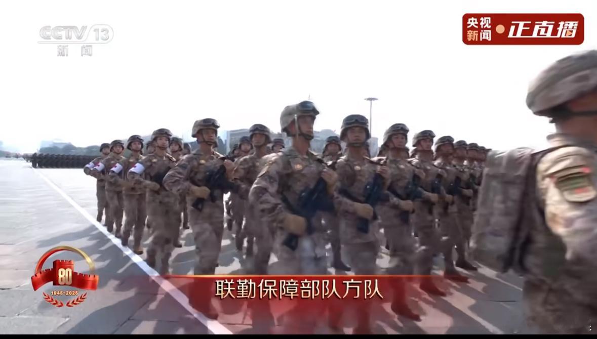 这个部队是唯一一支有背包的队伍，男女士兵齐头并进。男兵背着战术背包和步枪，女兵则