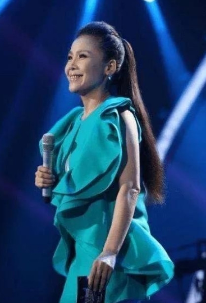 2001年，田震以4000票的优势，击败那英，夺得最受欢迎女歌手奖。然而颁奖当天