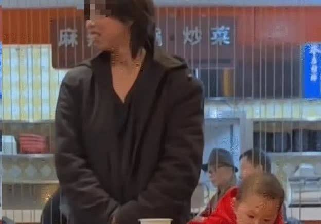 ☁泪目！孩子吵着肚子饿，但母亲身无分文。为了不让孩子挨饿，母亲硬着头皮走进