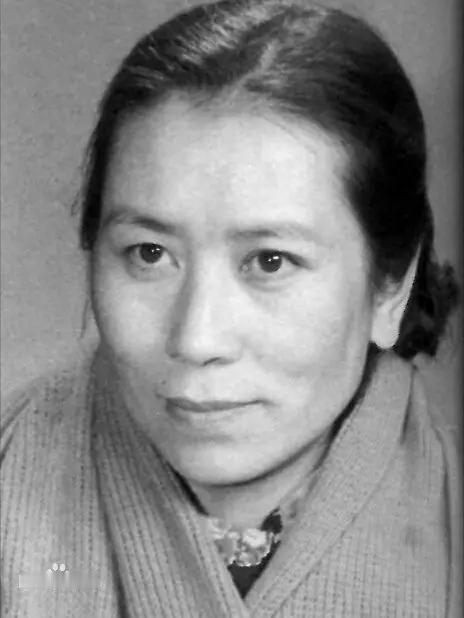 被光影埋没的黄金绿叶：老戏骨李晓功的平凡坚守李晓功，1946年毕业于安东国