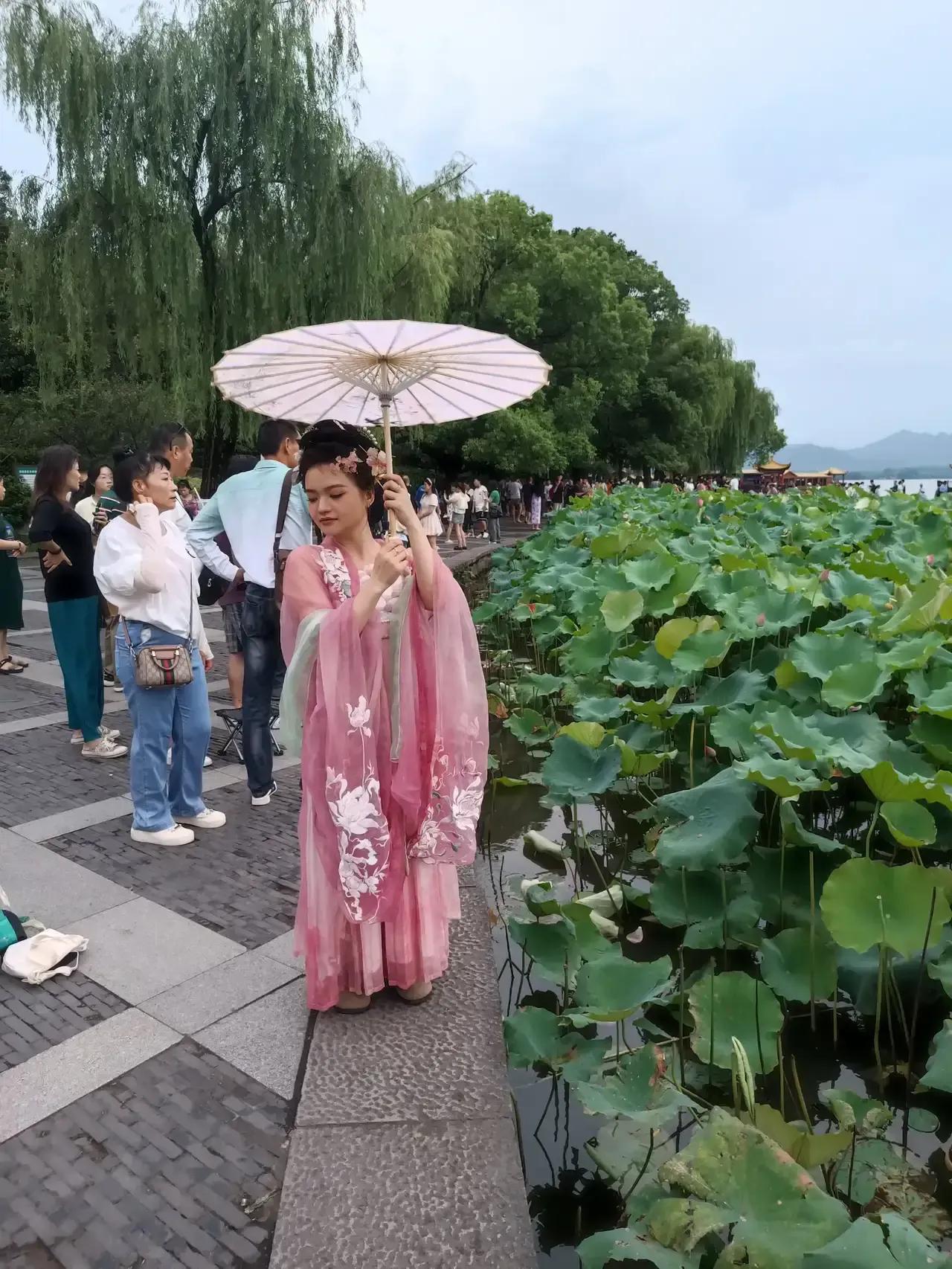  站在西湖畔，我被它的浩渺与磅礴所震撼。这一片湖水，浩浩荡荡，宛如一面巨大的镜子