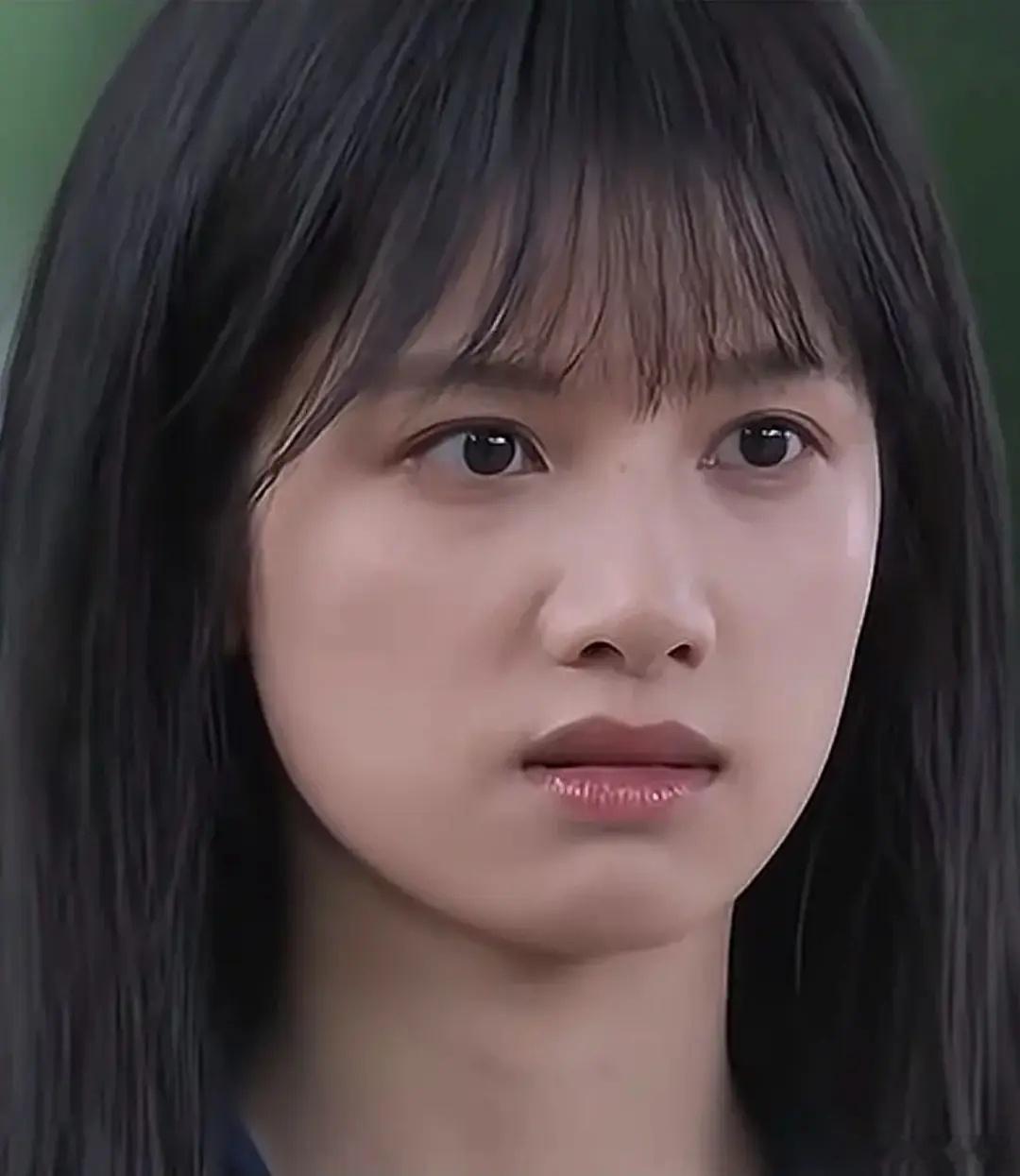 田曦薇和张婧仪这齐刘海造型都很普啊。。。