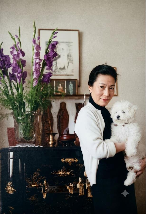 上世纪六十年代，在台湾自家公寓里，京剧“冬皇”孟小冬身着便装，怀中抱着一只白色的