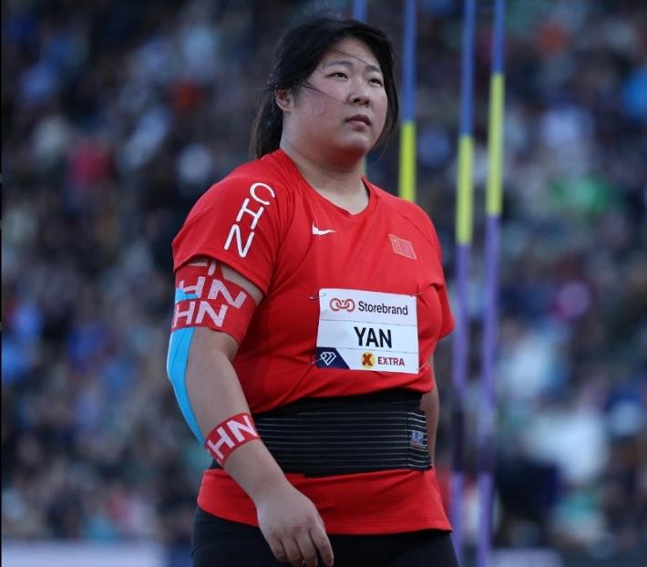 在刚结束的世界田联钻石联赛巴黎站女子标枪比赛中，18岁的中国新星严子怡凭借第一投