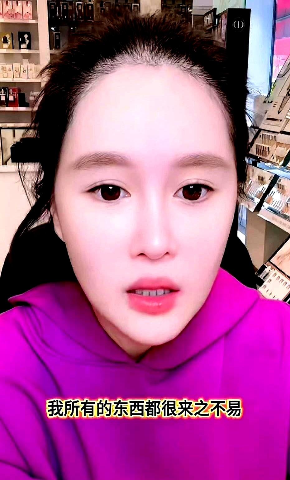 球球直播一句“我和哥智商不太行”，直接把攀比摁死。她意思简单：有钱不代表