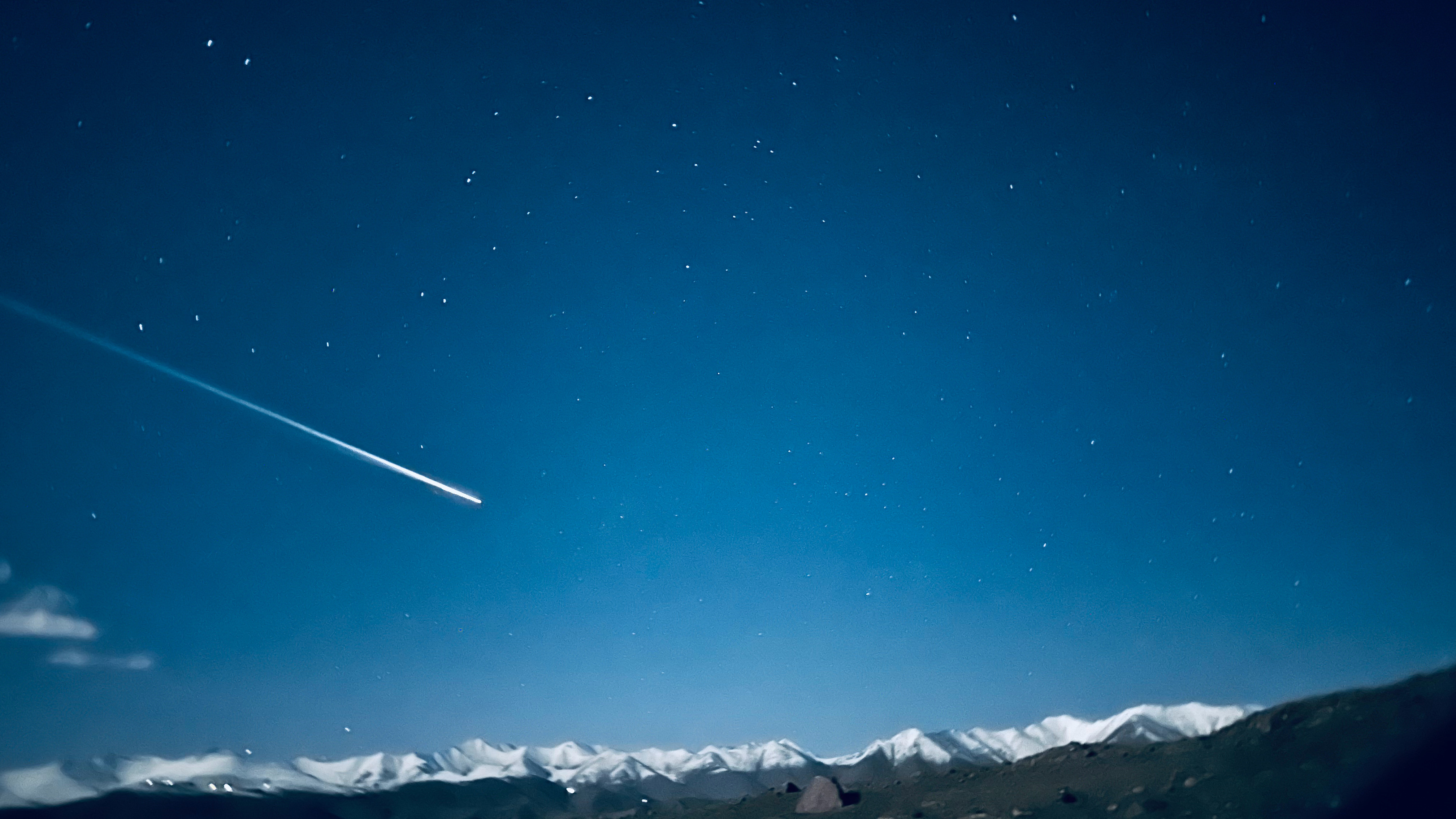 卧槽大晚上雪山没白呆火流星都来了。别不正经说车​​​