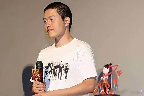 说实话，现在中国票房最高的十大导演，摆出来一看，全是“半路出家”的狠人。第一名饺
