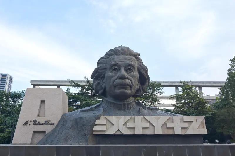 “科学的尽头是神学”这说法流传挺广，很多人觉得是爱因斯坦说的，还有牛顿、爱因斯坦