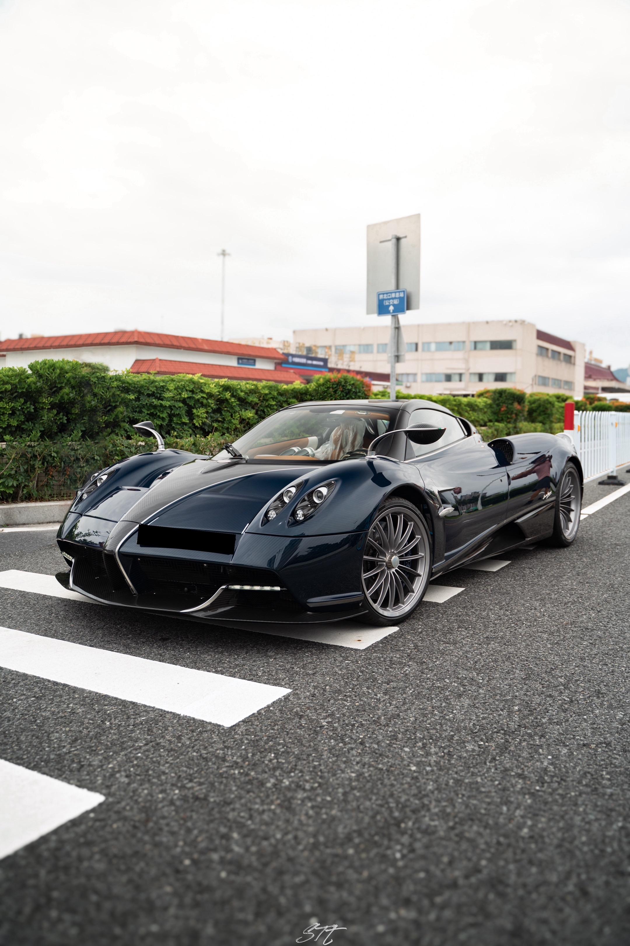 蓝色裸碳，银色线条相衬的帕加尼Huayra Roadster！希望内地...