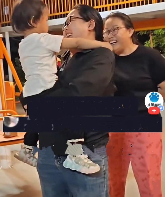 近日，河北保定两岁小妹妹跟着哥哥出门玩耍，妹妹一眼就抱住小区里一位陌生阿姨，认定