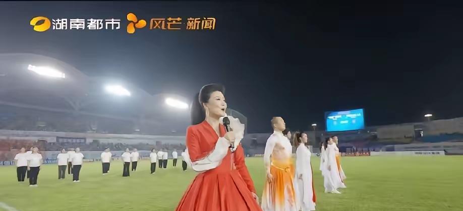 10月1日晚邵阳队与大湾区湖南人的第一场热身赛，邵阳本地歌手石东唱的主题曲是《海