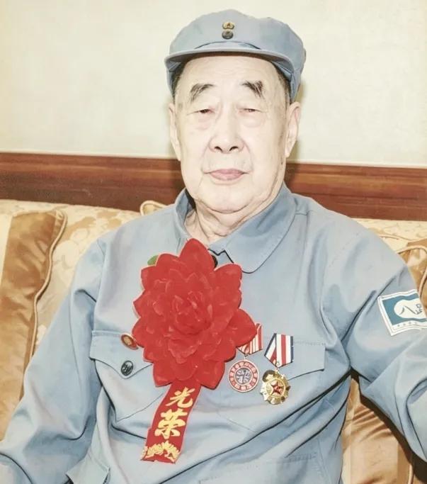 许家印的父亲许贤高，是位老八路。老人出殡当天，许家印并未现身，后事，全由哥哥许家