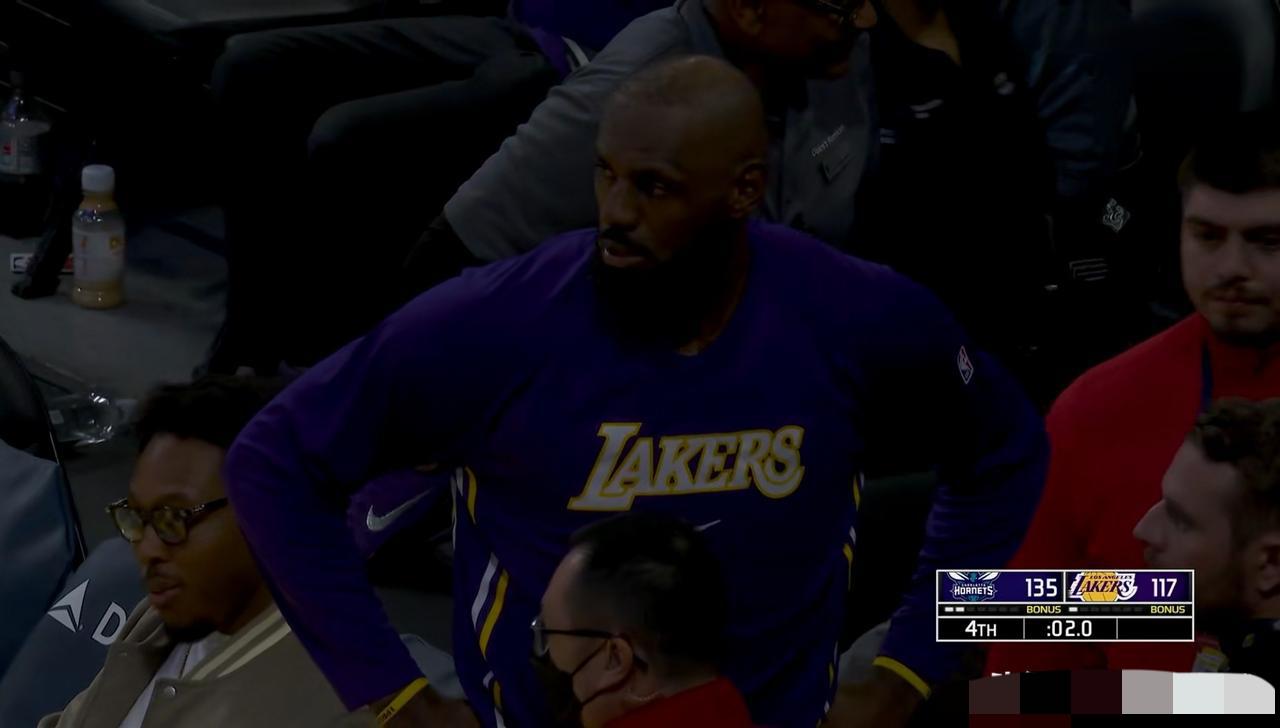 为什么今年的詹姆斯选不上全明星首发？原因有三:1、球迷怕选了詹姆斯是浪费表情，