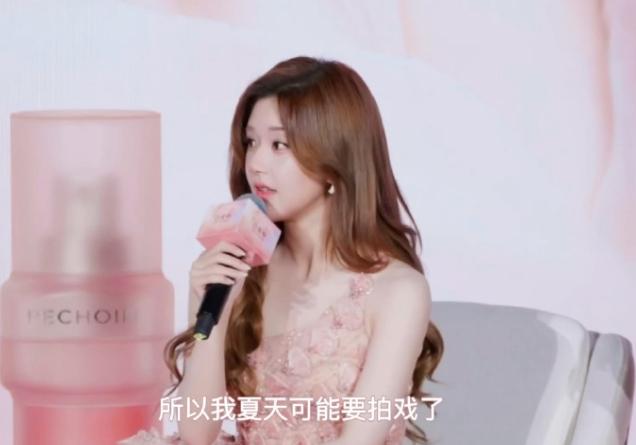 赵露思即将进组拍戏！赵露思品牌直播透露，夏天会进组拍戏，新剧将传递女性心态与生