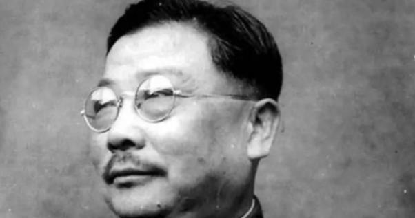 1937年，李克农外出散步，一个戴草帽的老农朝他扔了一个纸团，直到他弯腰捡起纸团