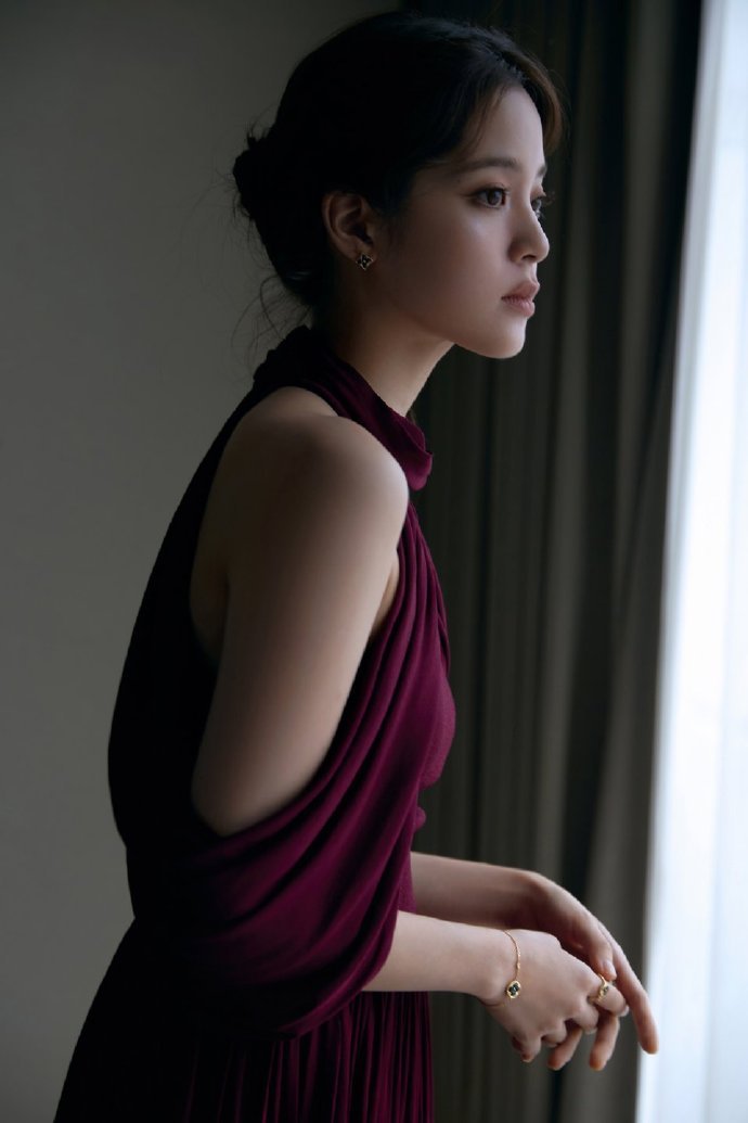 欧阳娜娜今日是火系美人欧阳娜娜总能展现出自己的美貌，在北影节上面的一袭红色长裙真