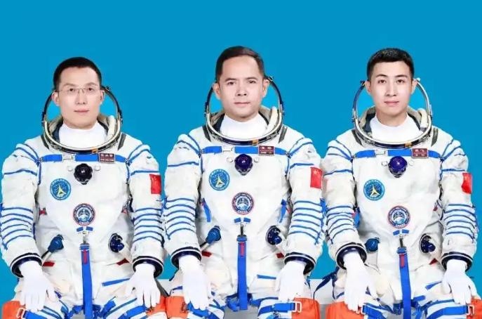 这次神舟二十一号的乘组名单，不少人第一眼看了觉得不太对劲，不是老手带新手，而是三