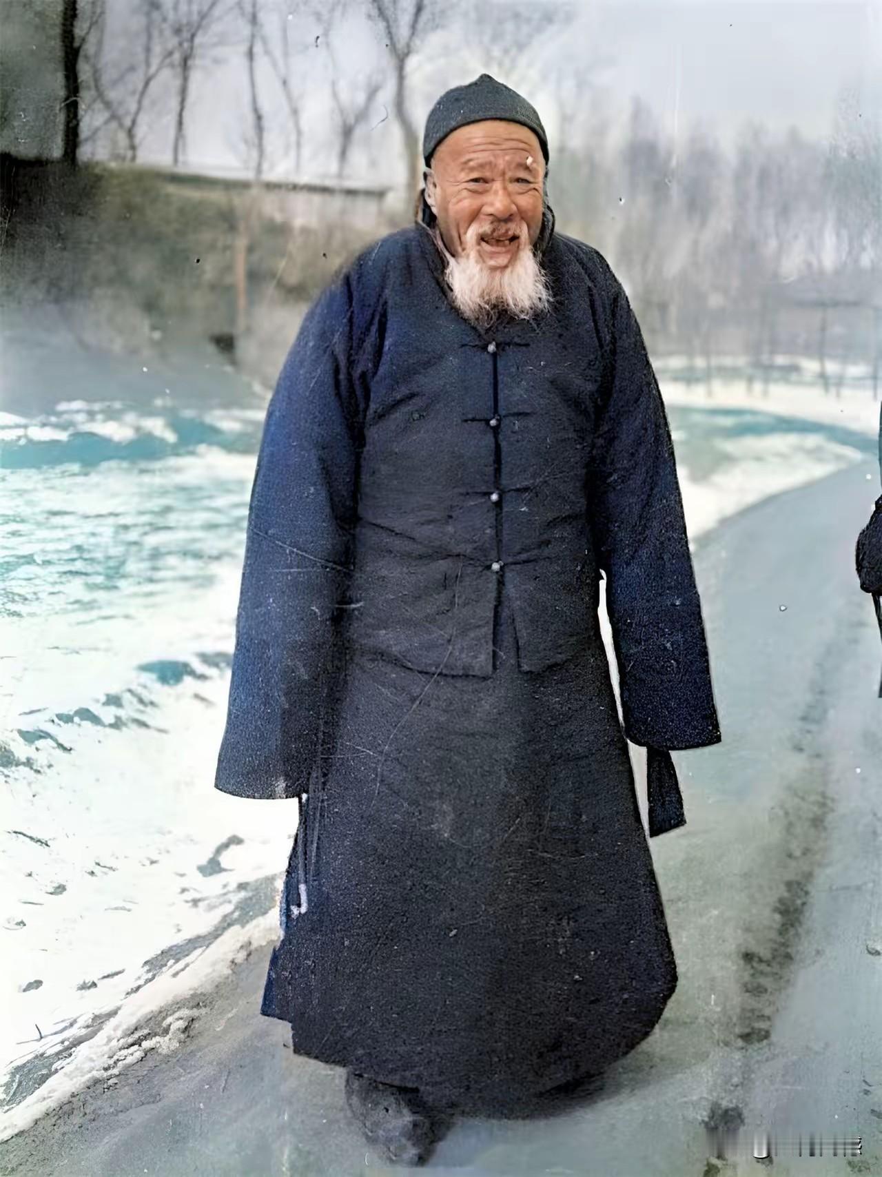 过去农村老人，能够在冬天穿上一身这样的衣服，这已经是非常体面的了。过去的衣服为什