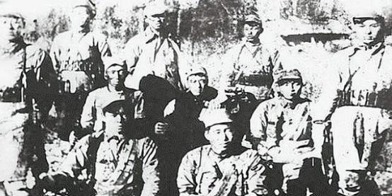 1940年，八路军一名班长，为了掩护队伍撤离，引着鬼子往悬崖上跑，跑到悬崖边上扭