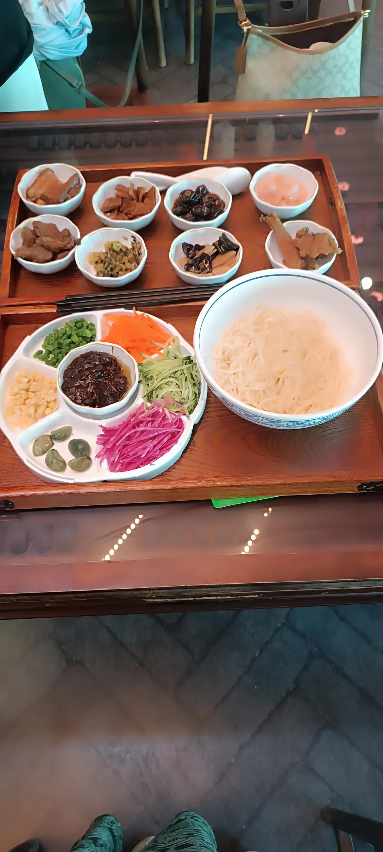 金陵面馆里的这碗炸酱面，量真大，吃得我饱饱的，59一碗，贵吗？