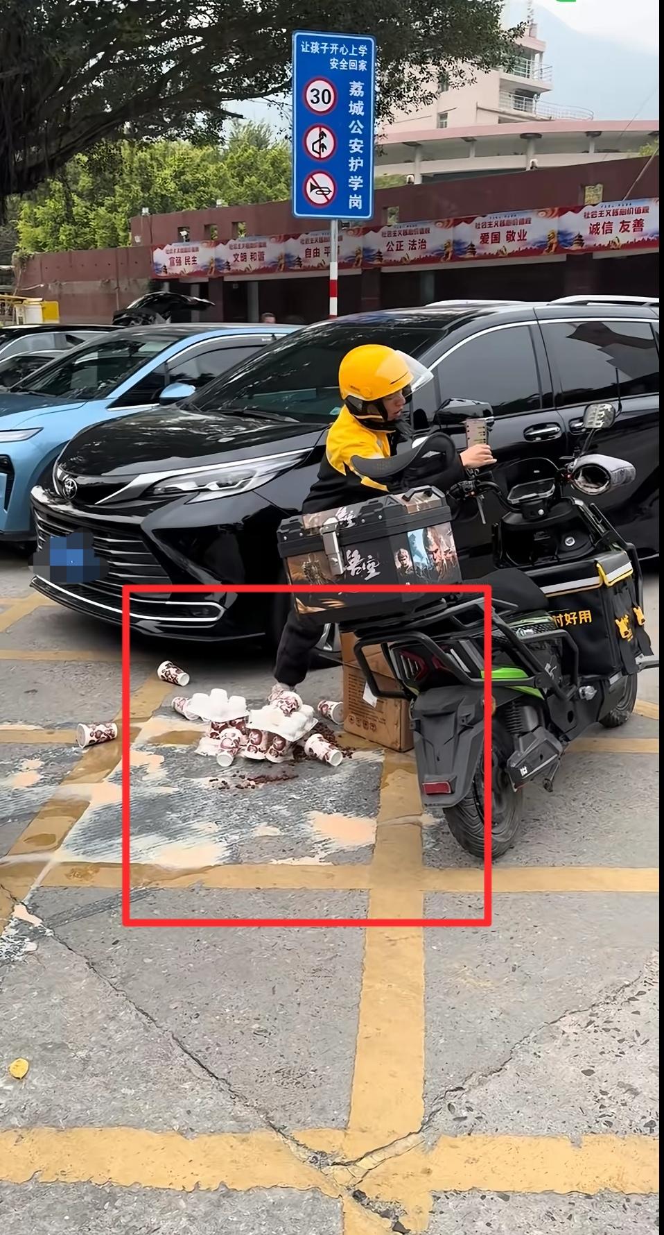 打翻32杯奶茶的小哥没想到现在会因为他的责任心火了在看见奶茶撒了一地后，外卖