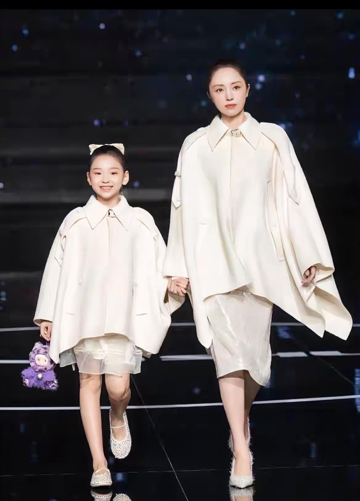 董璇和女儿走秀，女儿的气场比董璇的都要强大，董璇有接班人了，可以退休了