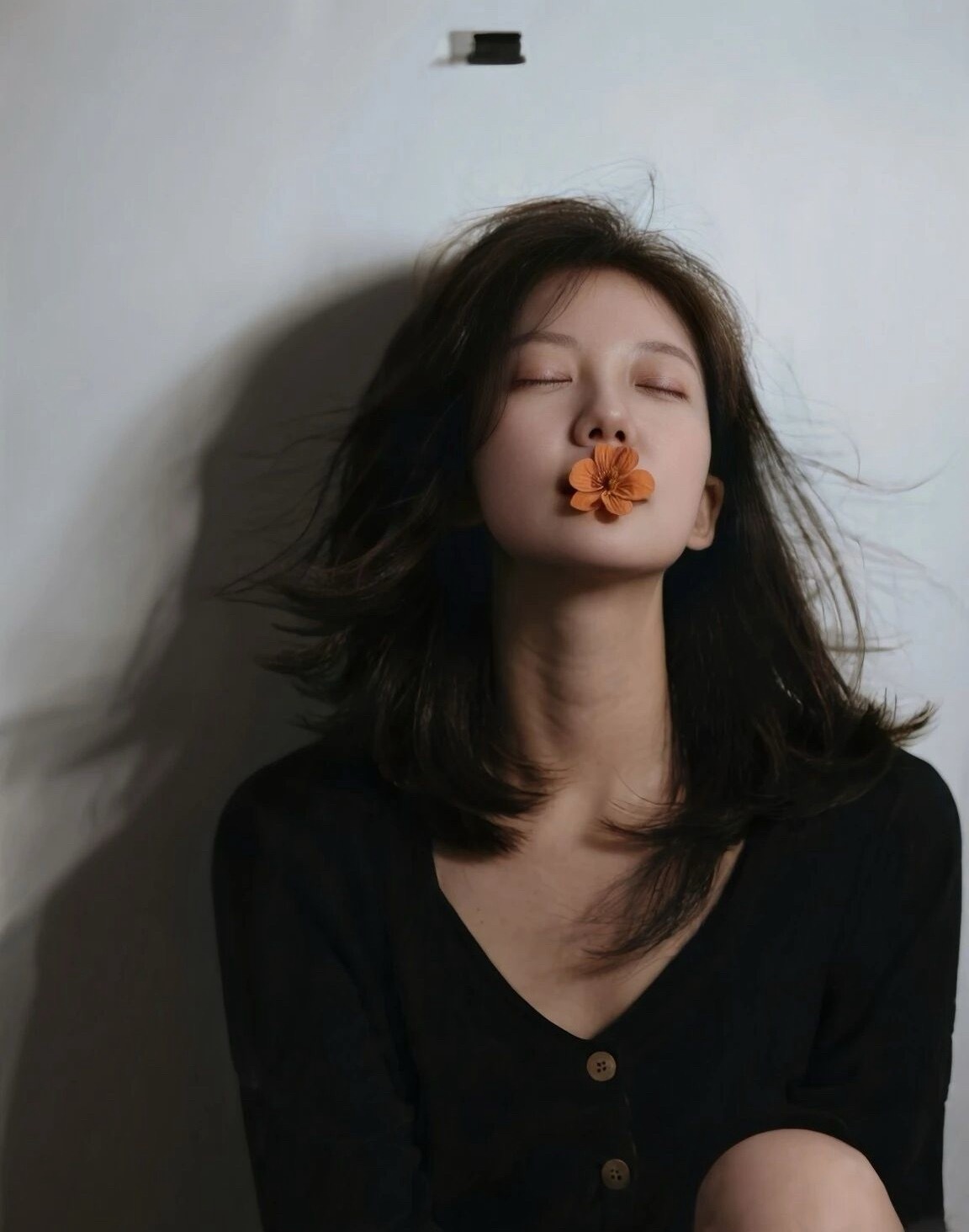 一个人开始变强的六个表现，很真实：一、嘴严、手稳、语迟、行快。不该说的，一个字都