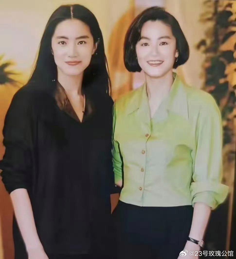 林青霞和当年的替身合影，长得太像了，尤其是侧脸。