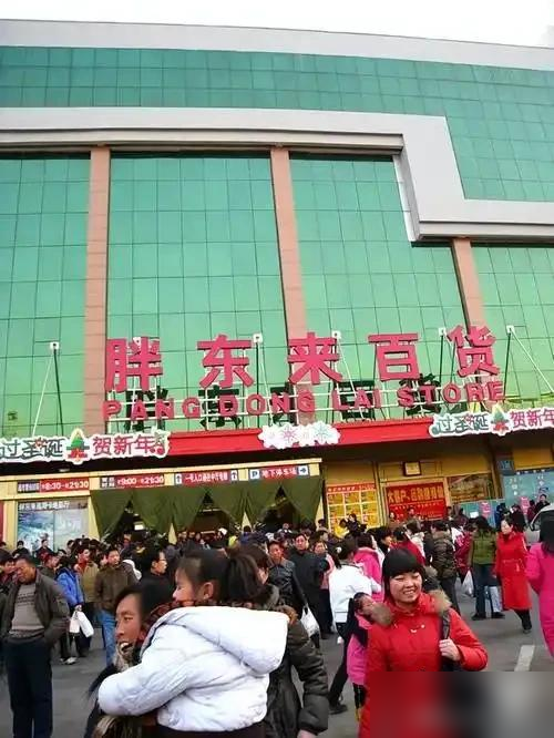 在许昌胖东来，剑南春一箱标价2460元。原文称，一位中年顾客一次买了三箱，旁边还有网友提到有人拿着一