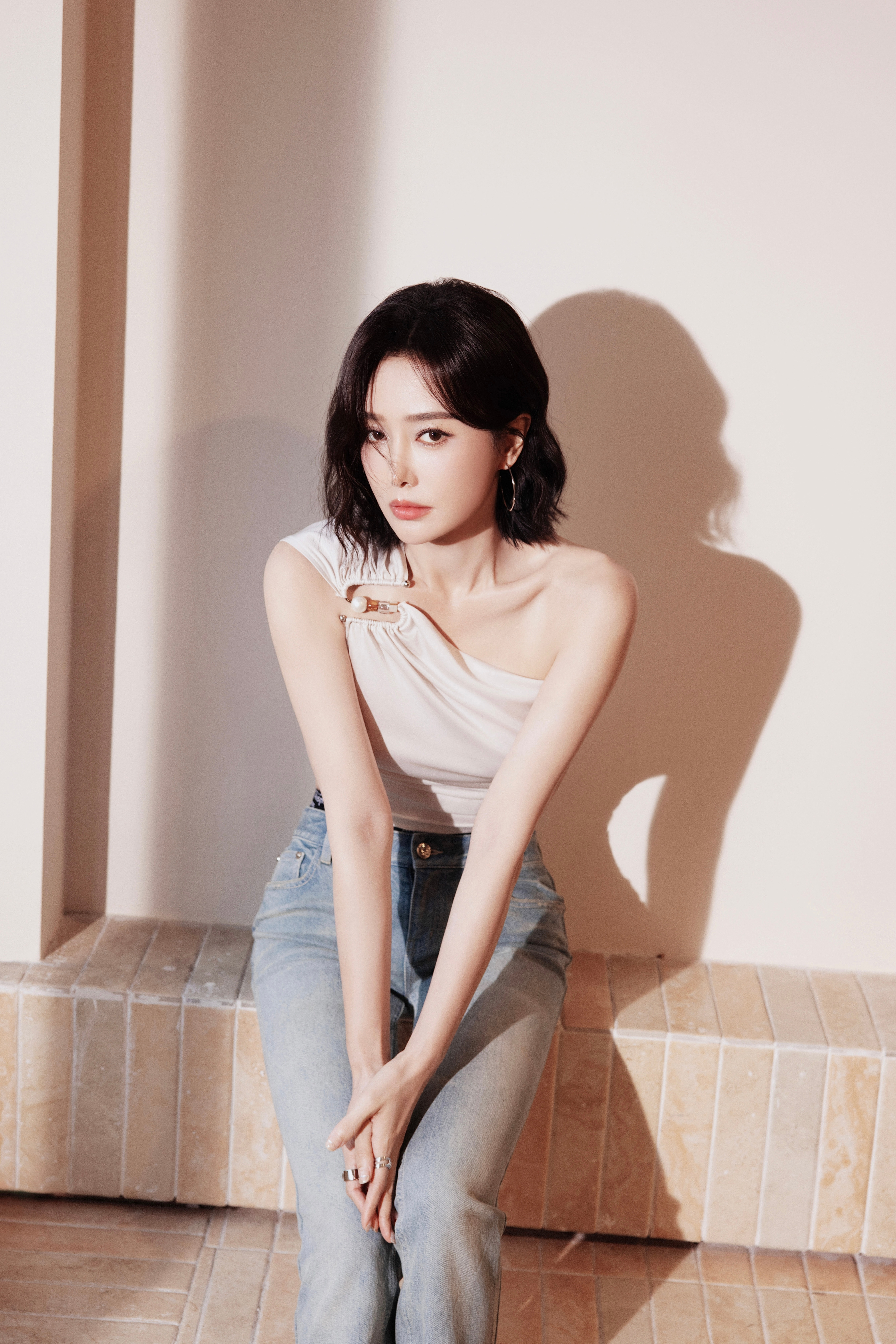 秦岚极简剪裁勾勒曲线，浅蓝牛仔中和甜腻，是不费力的时髦，也是藏在细节里的贵气。