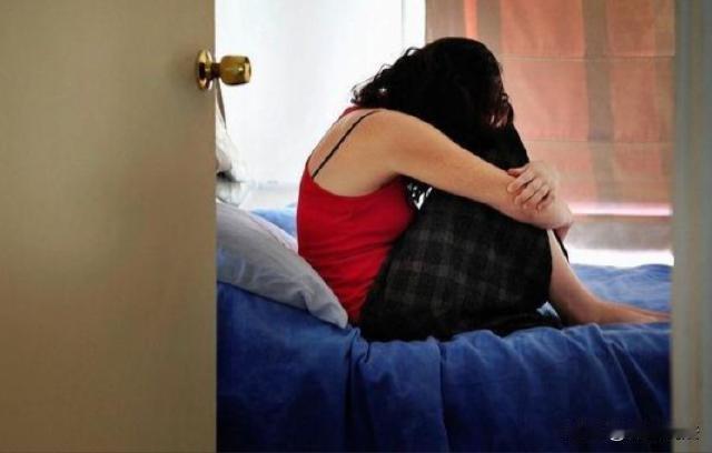 山东，一女子发现丈夫竟然在微信上到处发布不实信息，而且还涉嫌不雅的行为。再仔细查