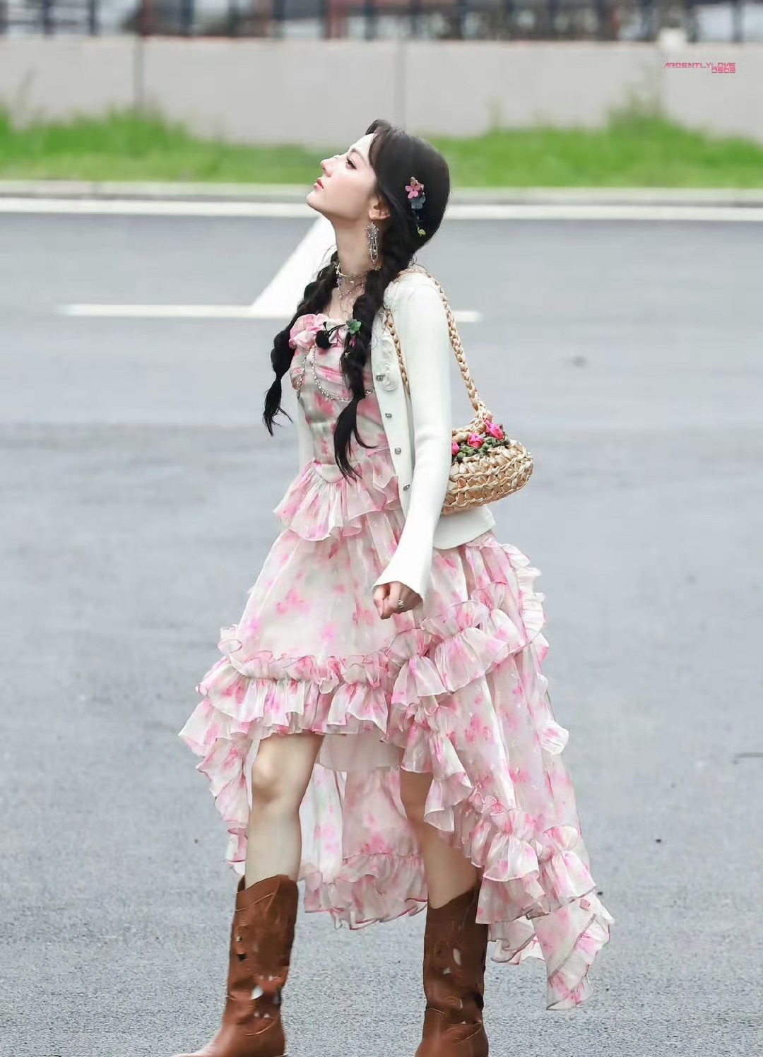 迪丽热巴元气美少女迪丽热巴的活力总能感染人，她像个小太阳一样温暖又耀眼。无论是荧