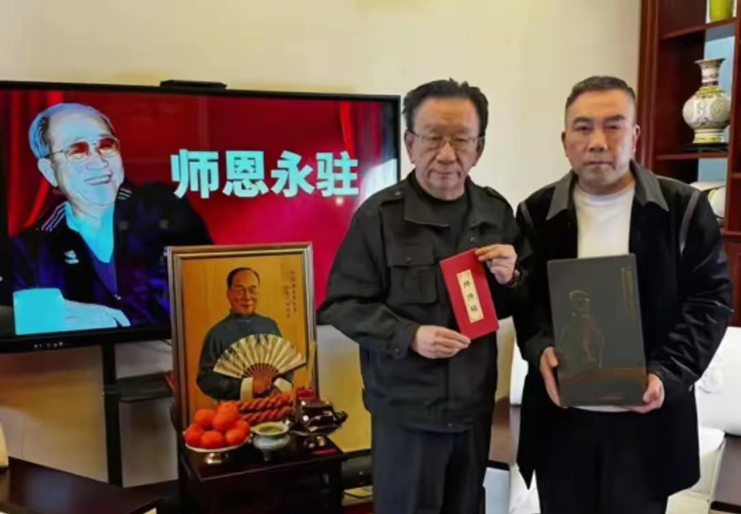杨仪正式拜侯宝林照片为师，看到这个消息后，默默拿出秦始皇照片拜了一下，恩师永存。