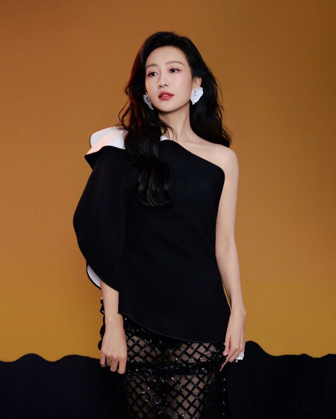 1.王鸥的前任已经结识新的交往对象，便不再过来纠缠，也不愿支付抚养费，把抚养女儿