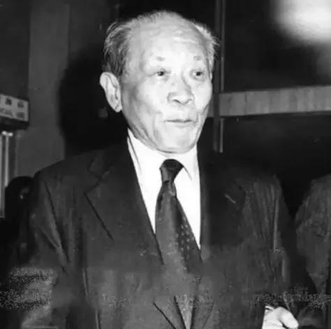 1949年，国军陆军总司令兵败香港，蒋介石许他高官，北京派6位大佬轮番劝降，他却